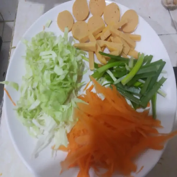 Potong wortel, kubis, daun bawang, dan sosis (sebelumnya sayuran sudah di cuci).