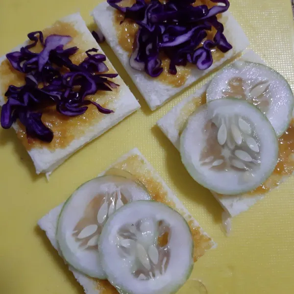 Tata sayuran di atas roti sesuai selera.