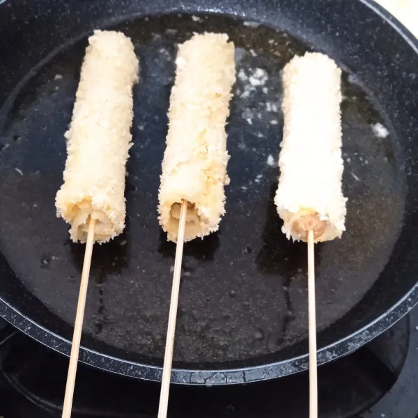 Panaskan minyak, lalu goreng corndog.