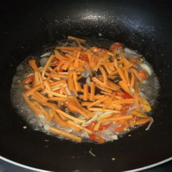 Masukkan wortel, tuang air, kemudian masak hingga wortel setengah matang.