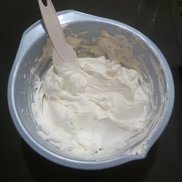 Cream : mixer rich creme & air dingin hingga mengembang kaku, beri pasta/ pewarna, aduk rata.