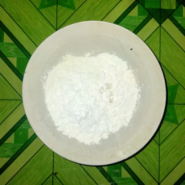 Campur tepung beras sangrai dan tepung tapioka, beri garam, aduk merata.