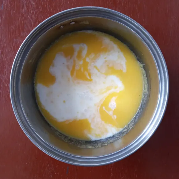 Di wadah lain campur margarin cair, telur, dan susu. Aduk rata.
Masukkan ke dalam bahan adonan tepung, aduk rata.