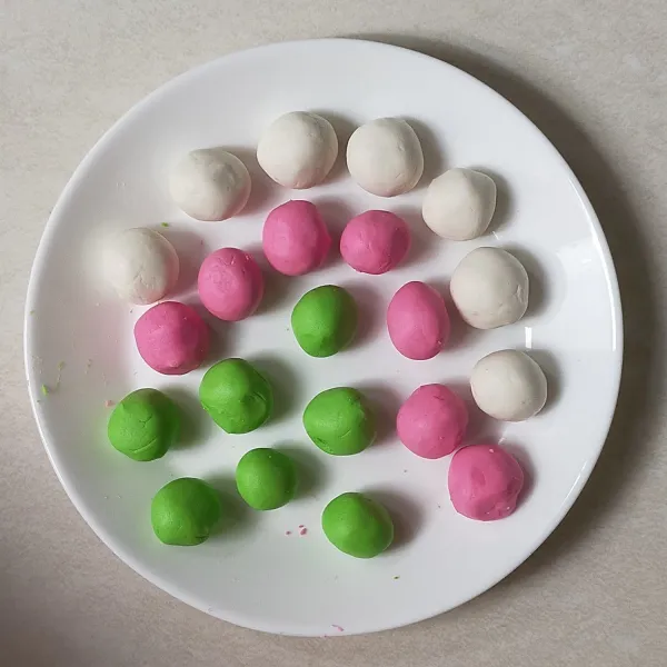 Bentuk bulat seperti kelereng.