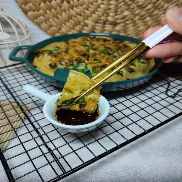 Kemudian salin Oyster Pajeon ke dalam piring saji, lalu sajikan dengan shoyu atau saus gochujang sesuai selera.