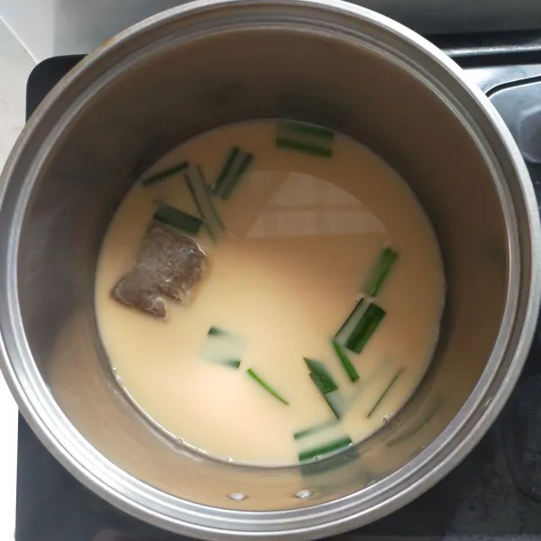 Masak hingga mendidih dan gula larut, lalu matikan api.