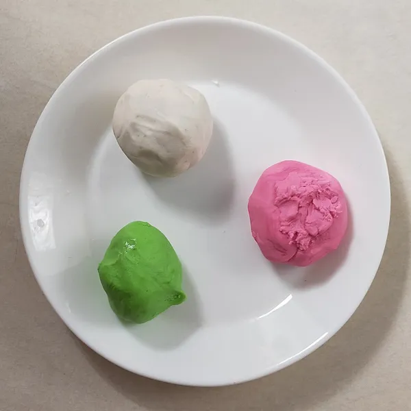 Bagi adonan menjadi tiga bagian sama rata,yang satu biarkan warna putih dan yang dua beri pewarna pink dan hijau sebanyak 2 tetes untuk masing-masing bahan.