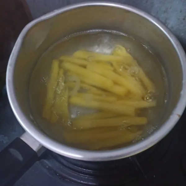 Didihkan air, masukkan kentang dan garam, aduk rata. 
Rebus selama 7 menit.