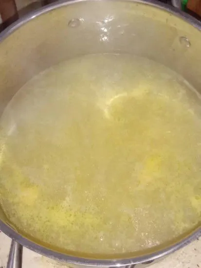 Rebus air hingga mendidih, beri garam dan bawang putih geprek. Lalu masukkan kentang, rebus selama  5 menit dan tiriskan.