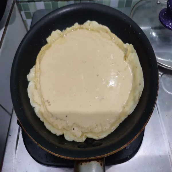 Panaskan teflon, lalu beri minyak goreng, tunggu hingga benar-benar panas. Lalu tuang adonan pancake, ratakan ke seluruh permukaan teflon.