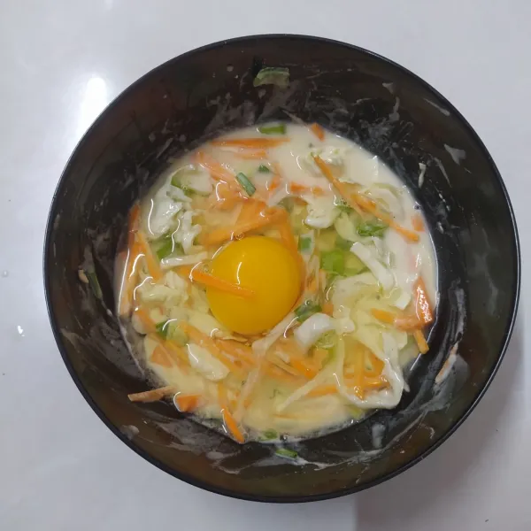 Masukkan irisan sayuran dan telur, aduk sampai rata.
