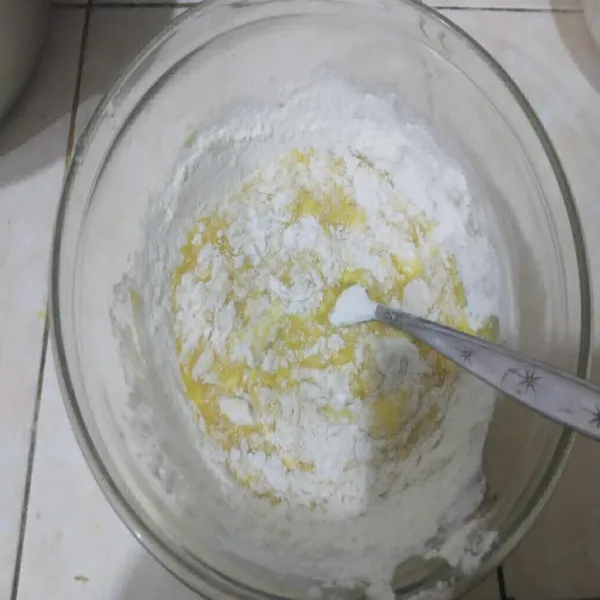 Campurkan telur, kaldu bubuk, lada bubuk, dan tepung terigu, kemudian aduk rata agar tidak bergerindil.