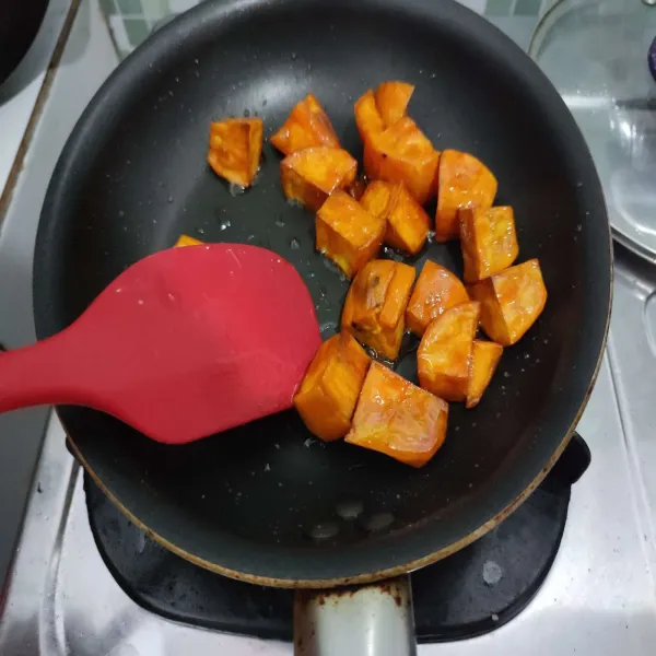 Jika ubi sudah dilapisi karamel, matikan api, karamel akan mengeras apabila sudah dingin.