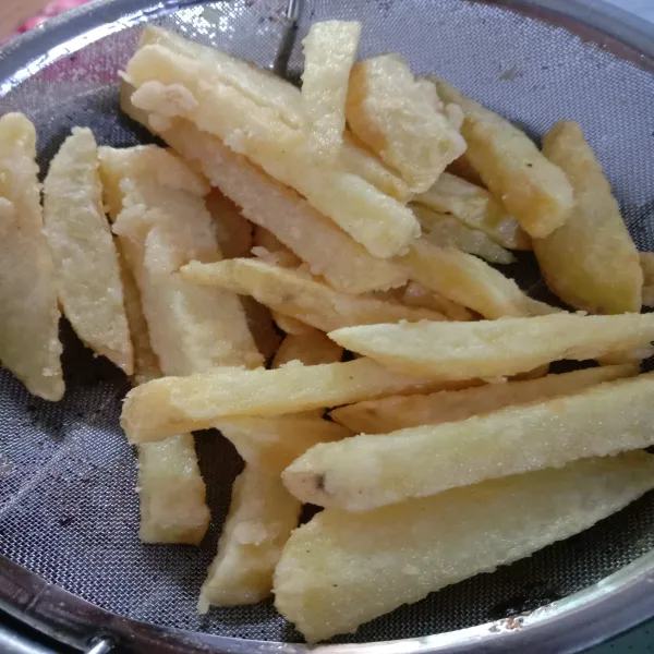 Goreng french fries, lalu sisihkan.
