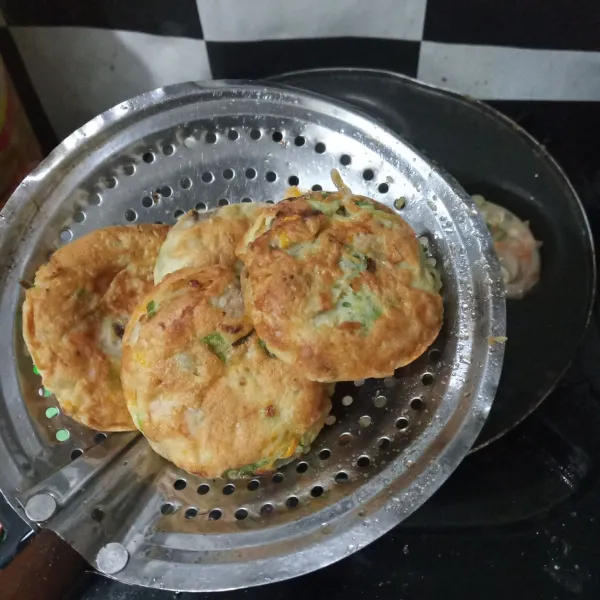 Goreng hingga matang di kedua sisinya, lalu angkat dan tiriskan.