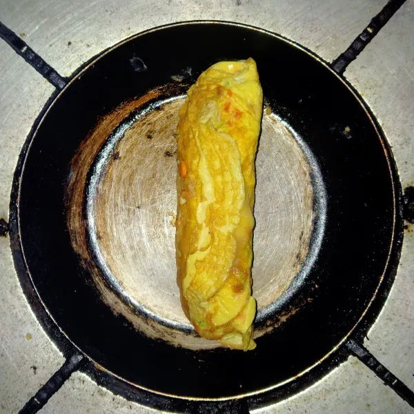 Setelah gulungan terakhir panggang lagi sambil di bolak-balik biar telur matang merata. Setelah matang, angkat dan iris sesuai selera dan siap disajikan.