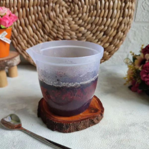 Seduh thai tea bubuk dengan air panas biarkan hingga berwarna pekat.