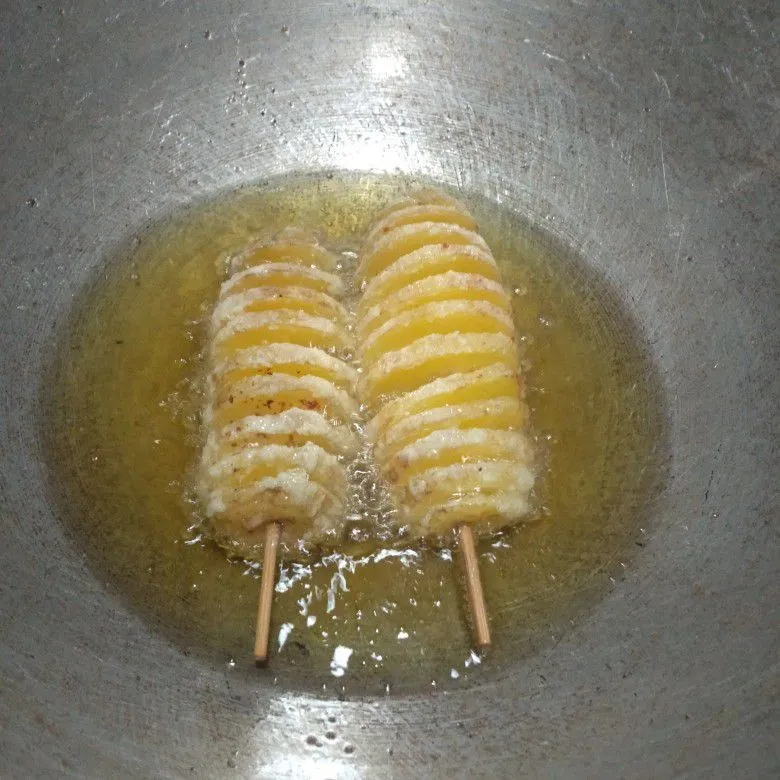 Step 4 Hweori Gamja (Kentang Tornado)