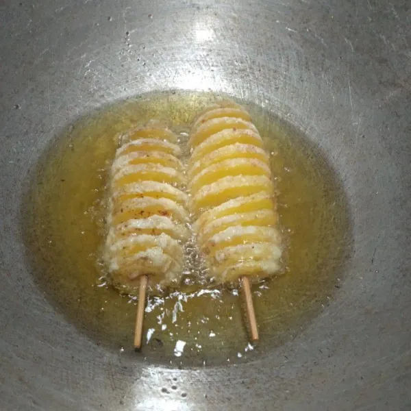 Kibaskan kentang, lalu goreng di minyak panas.
Setelah matang, angkat dan tiriskan.