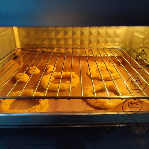 Panggang dengan suhu 200°C selama 20 menit, kemudian turunkan suhu jadi 180°C sampai kue matang (tidak ada busa disekitarnya). Sebelumnya oven dipanaskan terlebih dahulu dan jangan buka tutup oven di 20 menit pertama.