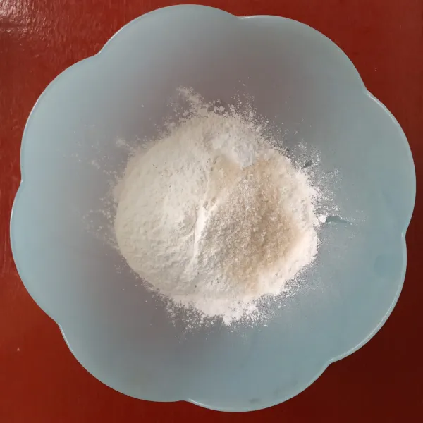 Bahan adonan: Masukkan tepung ketan, gula pasir, baking powder, dan garam. Aduk rata.