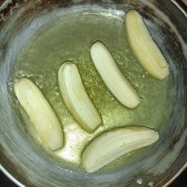 Panaskan minyak serta tambahkan mentega, lalu goreng pisang kurang lebih selama 2 menit.