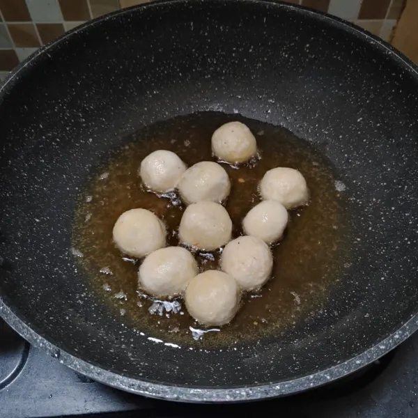 Panaskan minyak dan goreng hingga matang kecoklatan. Sebaiknya pakai apo kecil dan saat menggoreng sebaiknya sambil diaduk perlahan, agar matang merata dan isian tidak keluar. Tiriskan biarkan dingin lalu beri taburan gula halus.