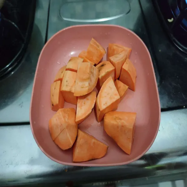 Cuci bersih ubi kuning, kemudian potong dadu.
