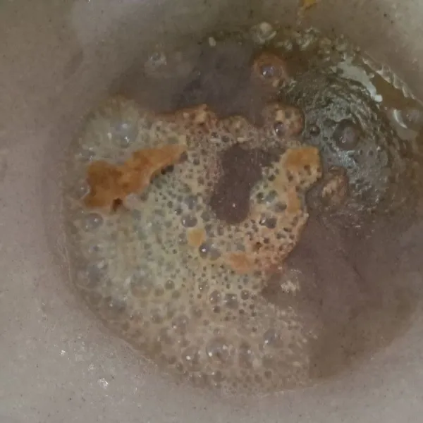 Haluskan bawang putih, lalu tumis hingga harum. Tambahkan air, masak hingga mendidih. Masukkan saus tomat, gula, garam, merica bubuk, dan kaldu bubuk, cicipi rasanya. Kemudian encerkan tepung maizena dengan sedikit air, lalu tuang ke dalam saus dan aduk cepat. Masak hingga meletup-letup.