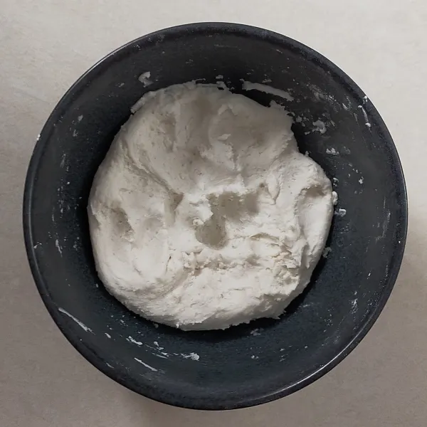 Kemudian tuang air panas sedikit demi sedikit hingga adonan bisa dipulung.