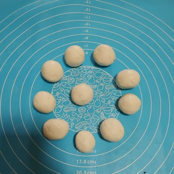 Bulatkan dan lakukan sampai adonan habis.