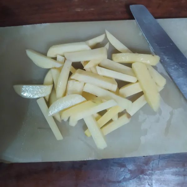 Kupas dan cuci kentang. 
Potong-potong memanjang. Rendam dalam larutan air garam supaya kentang tidak teroksidasi.
