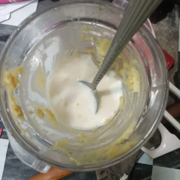 Tuang susu cair ke dalam blender, tambahkan kental manis. Aduk rata.