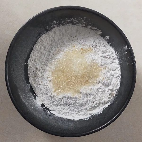 Campur jadi satu, tepung beras, tepung ketan, gula pasir dan garam.