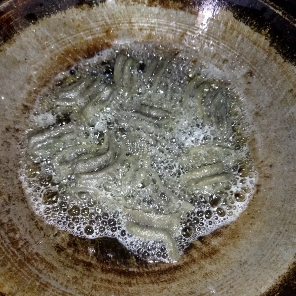 Panaskan minyak goreng, jika sudah panas, cetak adonan diatas wajan, lalu goreng churros hingga matang, lalu angkat.