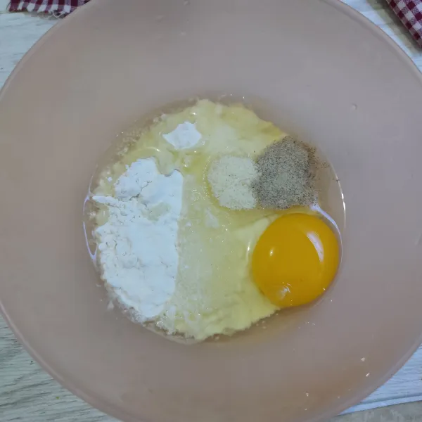 Campurkan tepung terigu, telur, kaldu bubuk, dan lada bubuk, lalu aduk rata.