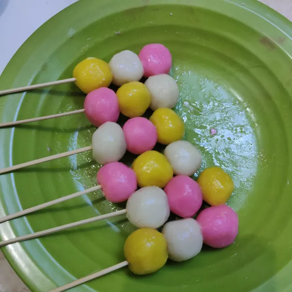 Tusuk dango menggunakan tusukan sate.
Sajikan.