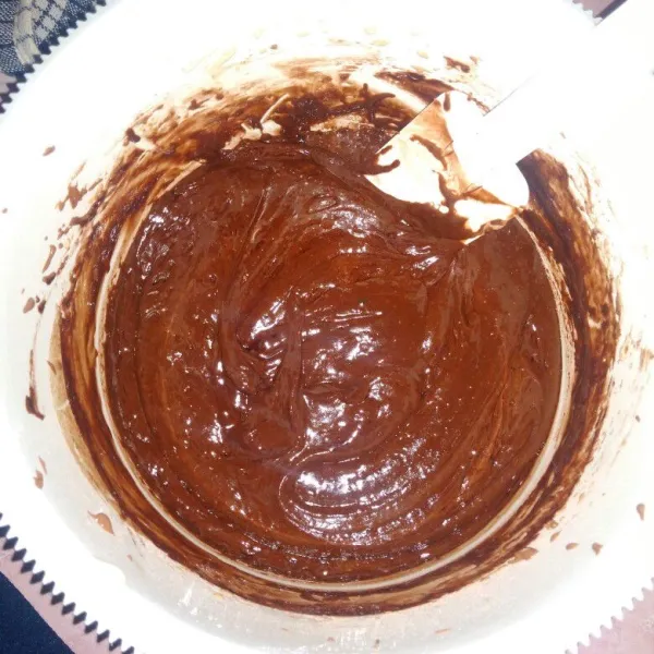 Lalu masukkan campuran margarin dan cokelat leleh, lalu aduk balik dengan spatula sampai tercampur rata.