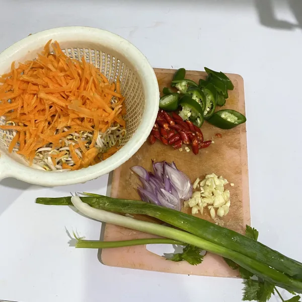 Siapkan semua bahan, parut wortel, iris cabai, dan bawang.