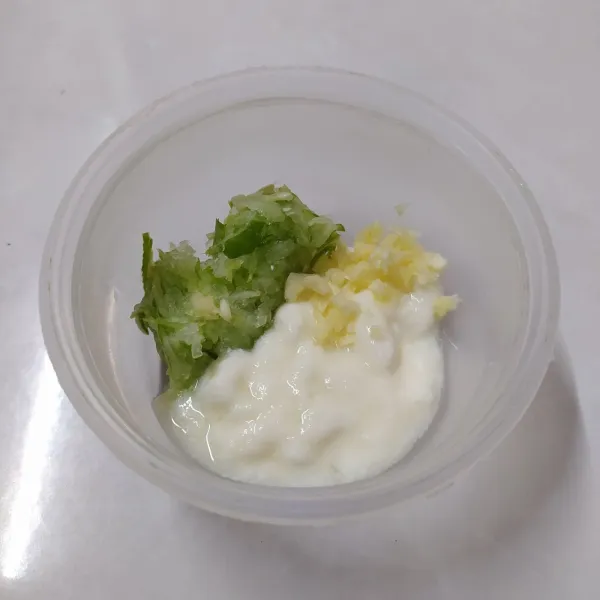 Saus Tzatziki : Aduk rata semua bahan saus. Sajikan dengan Chicken Kofta Kebab.