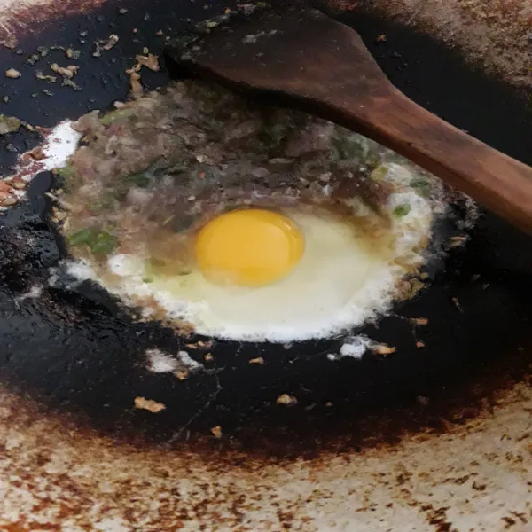 Tambahkan telur, orak-arik sampai telur matang.