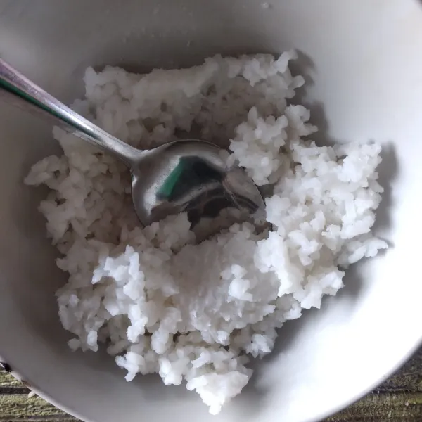 Lumatkan nasi sisa dengan sendok makan hingga menjadi bubur.