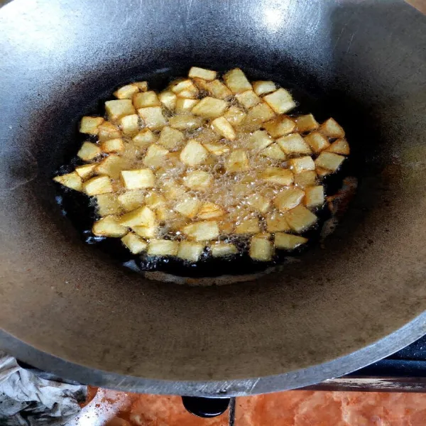 Panaskan minyak goreng cukup banyak, goreng kentang sampai kering, angkat, tiriskan. Sisihkan dahulu.