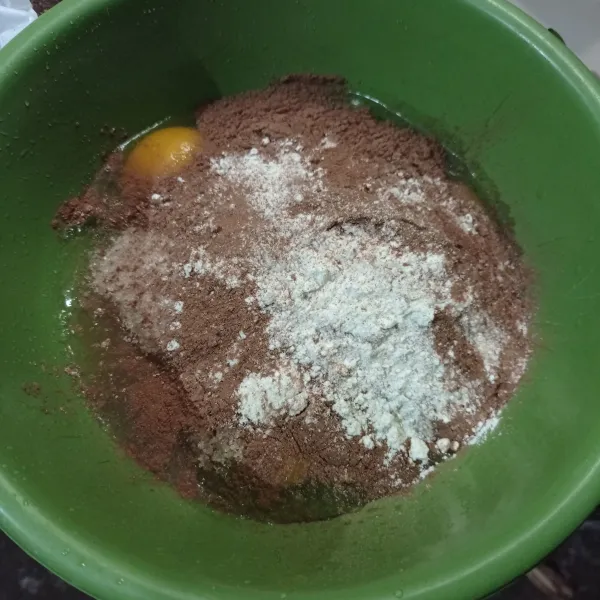 Masukkan telur, gula pasir, coklat bubuk dan tepung terigu ke dalam wadah.