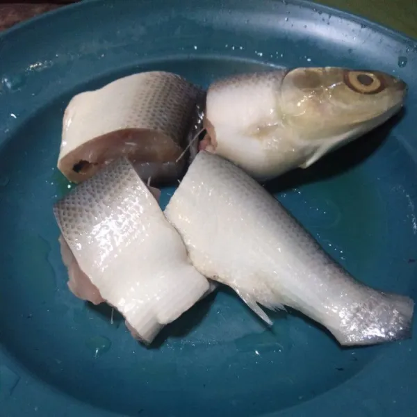 Siangi ikan bandeng, potong-potong dan cuci bersih.