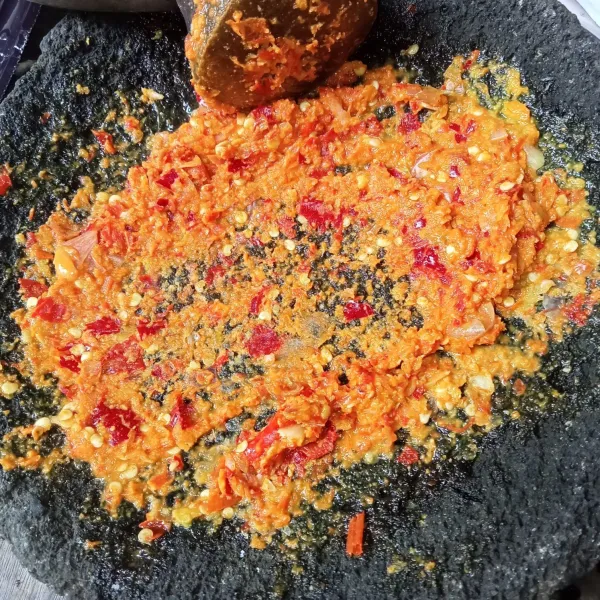 Ulek bumbu hingga halus.