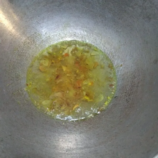 Masukkan air dan biarkan hingga mendidih.