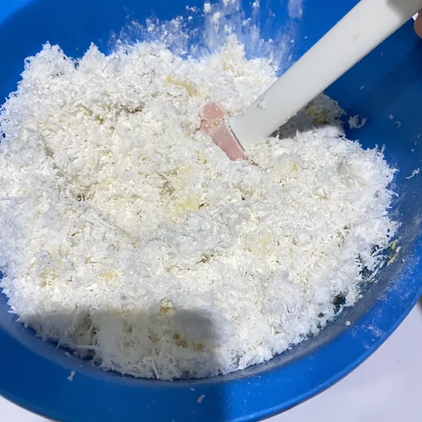 Masukkan kelapa parut yang sudah diberi garam dan tepung beras ketan putih.