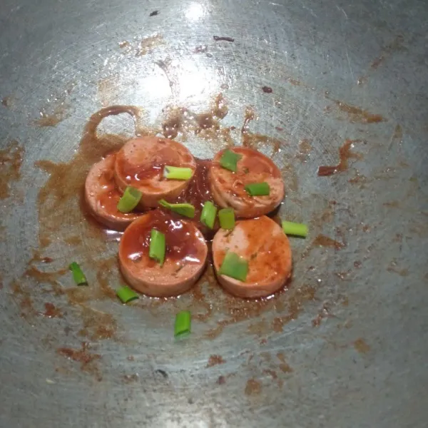 Masukkan irisan daun bawang, lalu aduk rata. Kemudian siap disajikan.