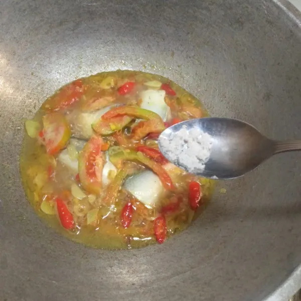 Bumbui dengan garam, gula pasir, lada bubuk, dan kaldu jamur.